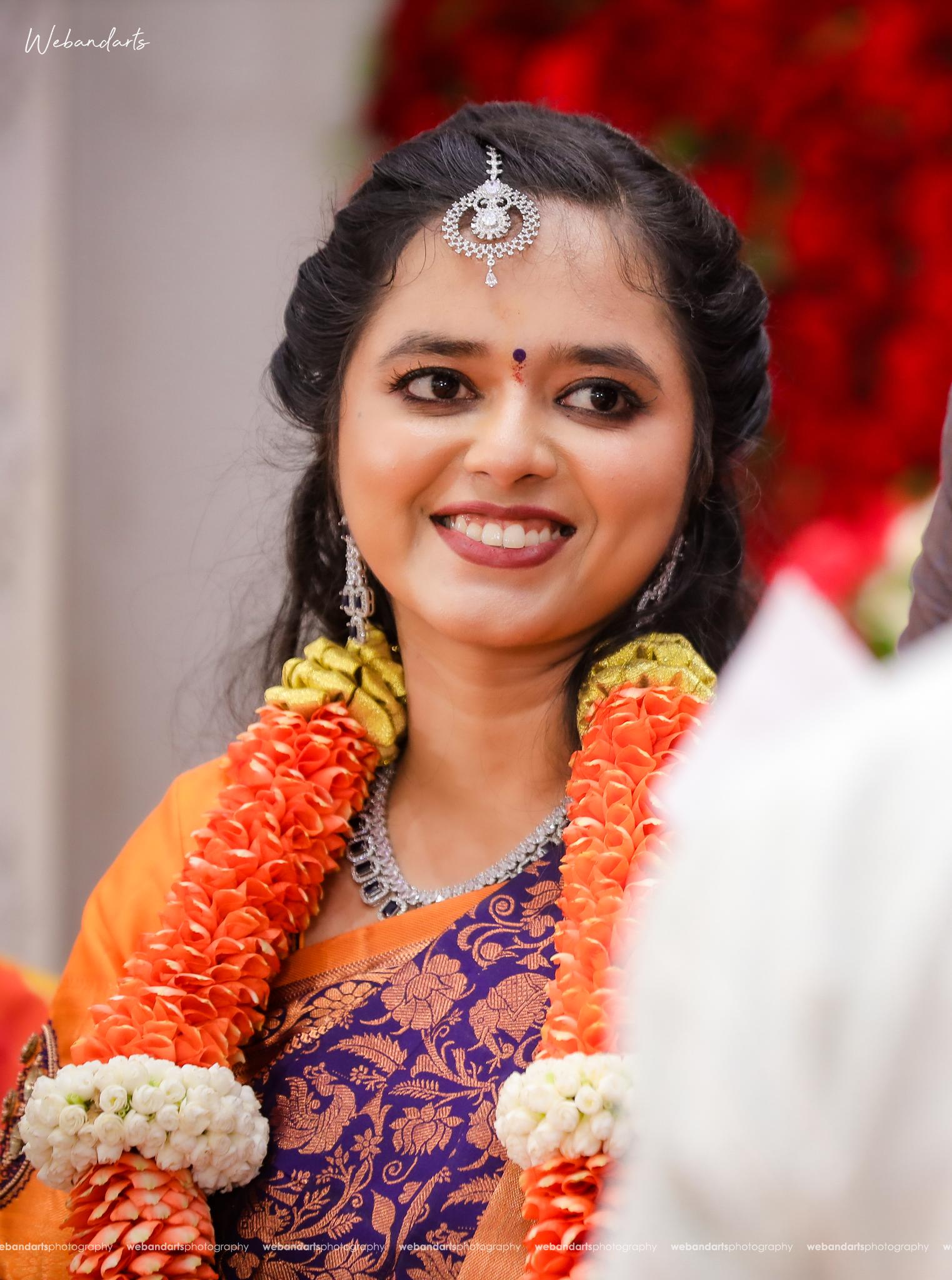 iyer-reception-photography-brahmin-bride-smile-red-rose-background-picture_1181