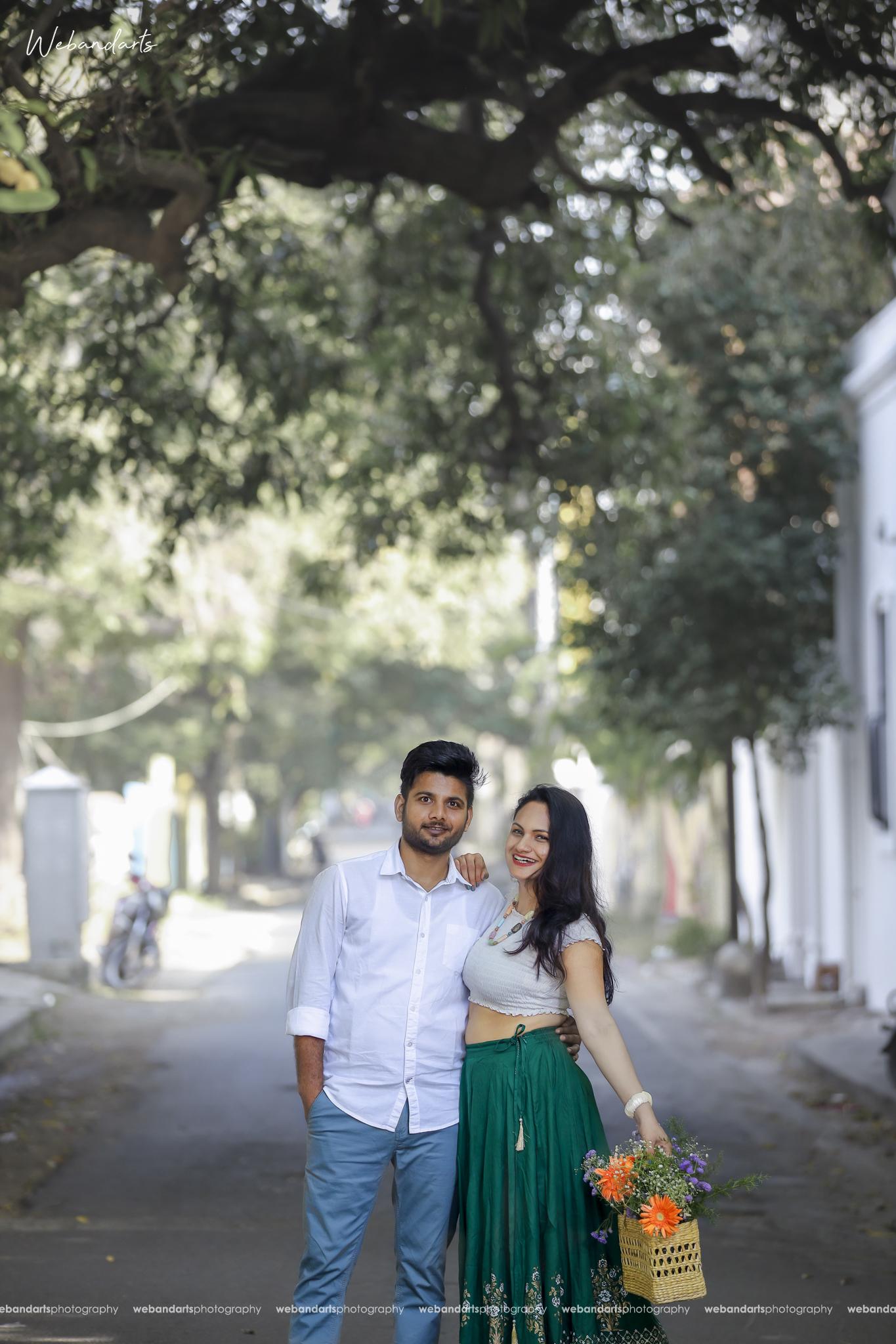 north-indian-couple-photoshoot-with-flower-bouquet_1155