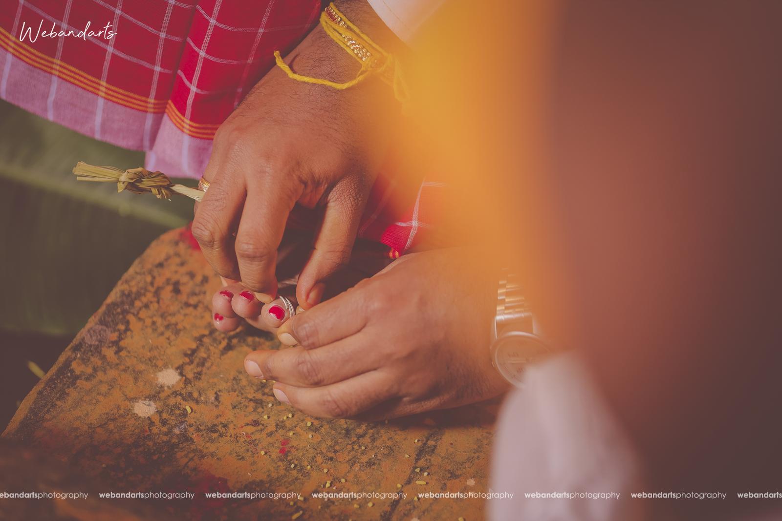 south-indian-wedding-photography-bride-leg-metti-marriage_1117